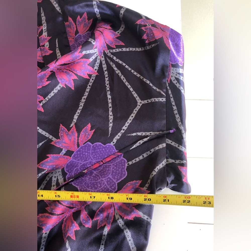 Victoria Secrets Satin Robe Size: One Size - Picture 9 of 10